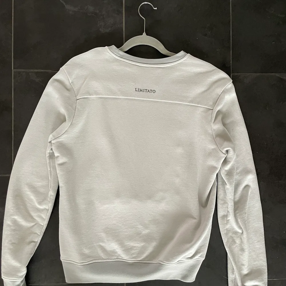 En ljusgrå sweatshirt från limitato i väldigt fint skick som bara använts ett fåtal gånger.. Tröjor & Koftor.