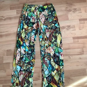 Mönster byxor  - Byxor mer mönster. Väldigt trendiga. Köpte second hand men är för små för mig. 