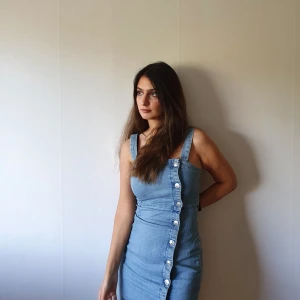 H&M klänning storlek S - Fin denim klänning i bra skick.  Har köpt den förra sommaren men den passar inte längre.