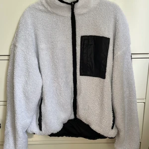 Teddy jacka M  - Jättemysig jacka från fabletics använd ca 2 ggr. Nypris 500kr