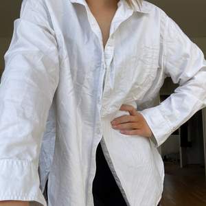 Härlig vanlig vit skjorta från hm, använd fåtal gånger, struktur i materialet som gör att den faller fint, lite oversize i modellen (Förlåt för ostruken på bild)