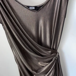 Bikbok silvrig klänning i storlek xs  - aldrig använd