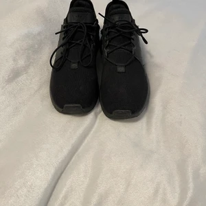 Adidas skor svarta  - Adidas skor 8/10. Väldigt sköna och bekväma att gå i länge.