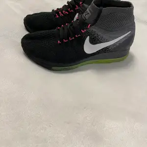 Använda Nike flyknite, sulan är sliten på utsidan och skorna har tappat lite form. Dessa skorna är perfekta för sommaren då de är tunna
