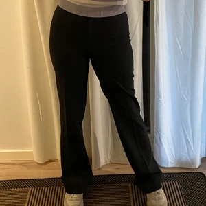 Svarta kostymbyxor  - Intresse koll på dessa super snygga svarta mid rise kostymbyxor !! 🖤 Strl s/m, jag har vanligtvis s/m och är 170cm. Köparen står för frakt 💕 Hör gärna av dig ifall du har några frågor☺️
