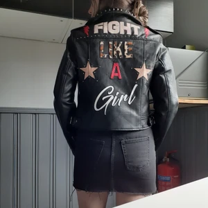 Croppad skinnjacka  - Cropped skinnjacka(ej äkta skinn)från Babehype! Bästa texten på ryggen❣Aldrig använd och säljes pga ej kommit till användning. Passar en XS/liten S. Frakt tillkommer på 50:-