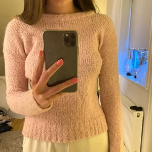 Rosa stickad tröja  - Säljer denna stickade tröja pågrund av att den är för liten för mig (därav passformen på bilden). Lite mer rosa i verkligheten!  Köparen står för frakten💞