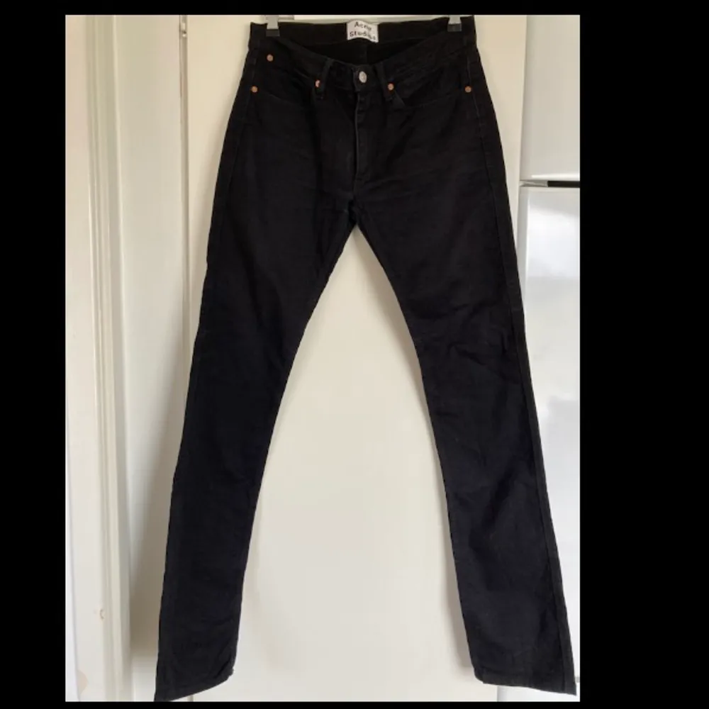 Svarta jeans från Acne Studios köpta från Tradera, aldrig använda av mig. De är raka och tighta i passformen. Bleknat lite mellan benen men annars i nyskick! . Jeans & Byxor.
