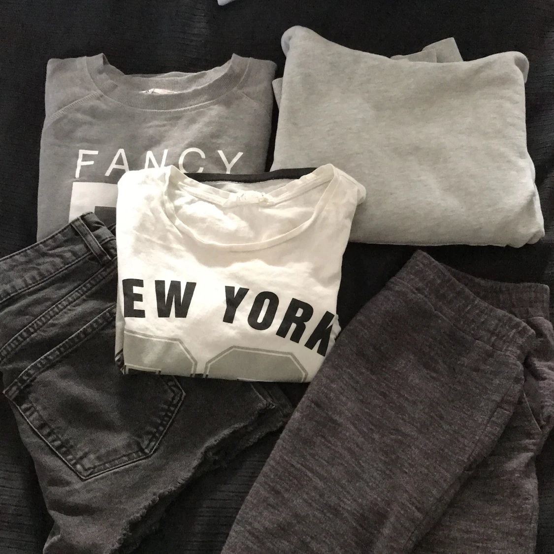 2 hoodies 1 tröja 1 par shorts 1 kjol