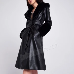 PU trenchcoat jaded london - Supersnygg PU trenchcoat med fux fur från jaded london, köpt för ca 1200 och aldrig använd. Storlek 42 men den passar mig som är 38/40 perfekt och man kan ha tjockare tröja under🥰 frakt ingår