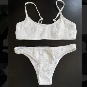 Bikini - Superfin vit bikini från SHEIN. Helt ny och oanvänd med hygienskyddet kvar. Liten i storleken.