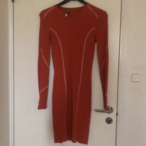 Klänning - Hej nu säljer jag denna klänningen som aldrig är använd. Storlek är 34,36. Som ny pris så kostade den 499 kr 