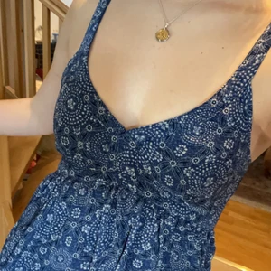 👗 klänning  - Säljer denna klänning köpt på sellpy då jag tycker den är lite för kort på mig som är 177 cm :)