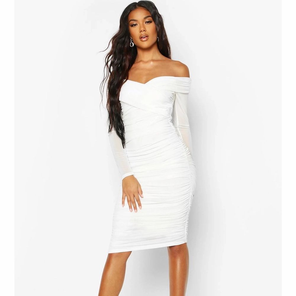 Denna vita klänning säljs i storlek 34 och är ej använd (har prislapp på sig). Har inte kunnat returnera den då det finns gräns på dagar som gått över. Pris kan diskuteras. Klänningar.