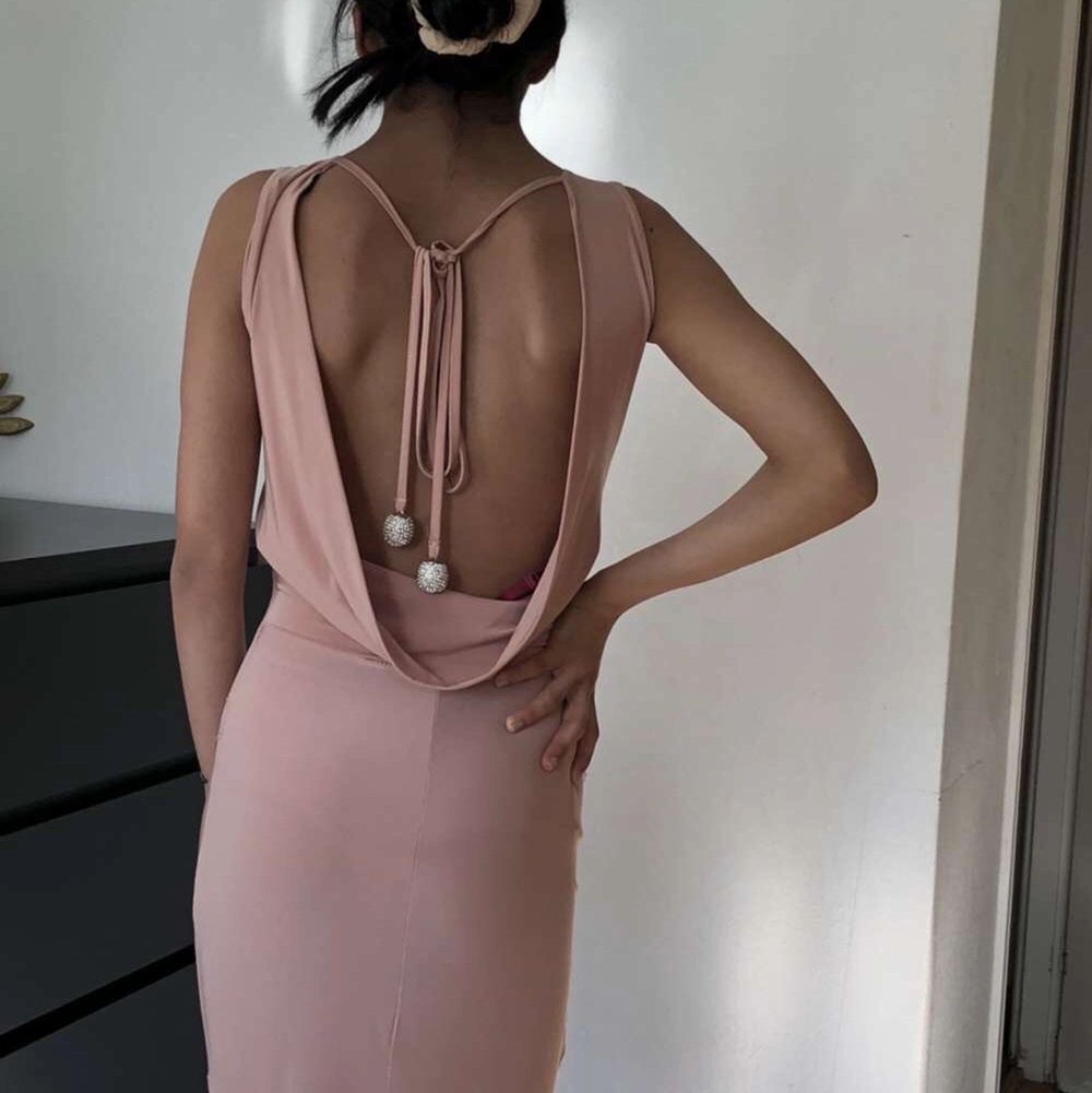 Rosa klänning med öppen rygg | Plick Second Hand
