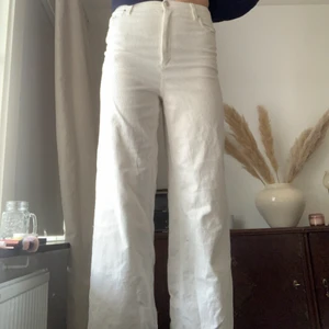 Manchester byxor - Manchester byxor, de är i fint skick men är insydda mycket för att passa en S! Det syns lite på fickorna på sista bilden💞 samfraktar gärna, hör av er vid frågor!