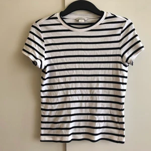 Randig top från Monki - Fin randig top från Monki. Stl S