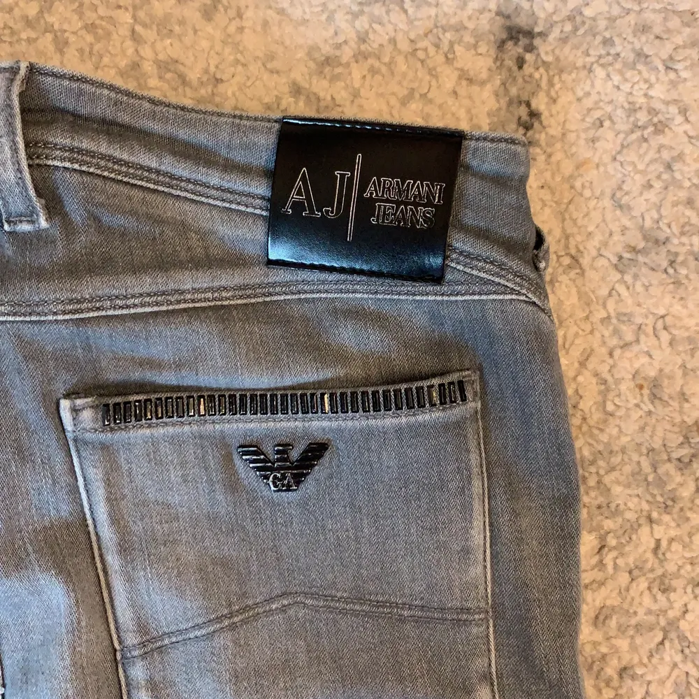 Snygga gråa skinny jeans i låg midja ifrån Armani jeans💓 svarta smyckes detaljer på fickorna. Köparen står för frakt💓. Jeans & Byxor.