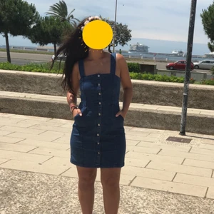 JEANSKLÄNNING - Livets sötaste jeansklänning. Tyvärr gått ner i vikt nu och den passar inte lika bra, därav säljer jag den. Strl 40.