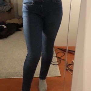 Levis jeans strl 27 - använd typ 5ggr, strl 27 längd 30, klippt där nere då dem va långa. pris går att diskutera