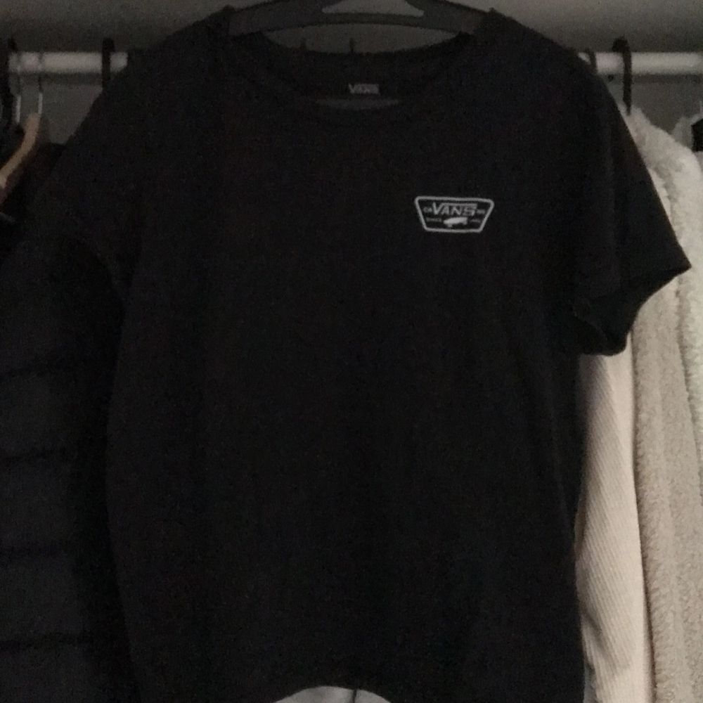 As snygg vans tröja som är köpt förra sommaren på junkyard för 299. Frakten år inräknad i priset och storleken är L men är en ”tjej” storlek L. T-shirts.