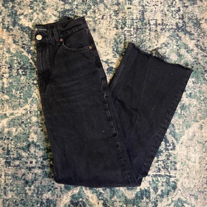 Svarta Zara Jeans - Säljer dessa jeans eftersom de är för små för mig nu. Passar storlek 36 och sitter fint på🤍