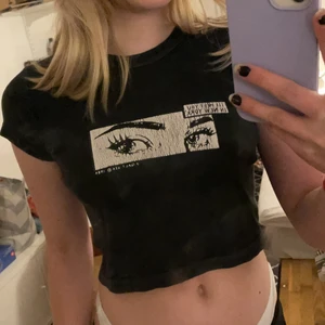 Brandy Melville tee  - Jätte fin topp från Brandy Melville, ganska använt skick, köpt för ungefär 120kr men säljer för 60kr. Köparen står för frakten 