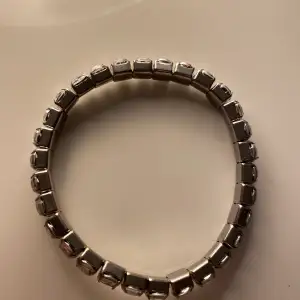 Elastiskt armband som passar flera storlekar.