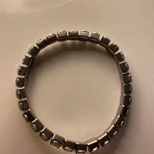 Armband  - Elastiskt armband som passar flera storlekar.