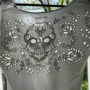 T-shirt ifrån Zadig&voltaire - Världens vackraste t-shirt ifrån Zadig&Voltaire med cut-outs på ryggen! Storlek xs men lite större i modellen så skulle säga S! Fint skick💚