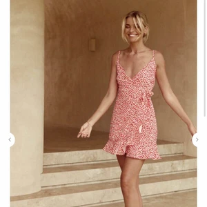 Röd blommig Klänning  - En supersöt klänning från Chiquelle som endast är testad min tyvärr lite för stor på mig som är 165 cm lång:( Ny pris 499kr, pris kan diskuteras om ni har annat bud! Kan skicka fler bilder 