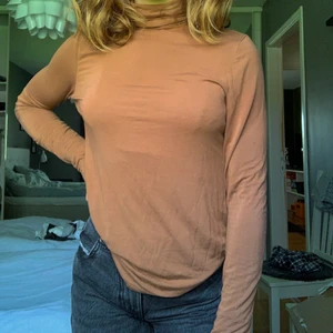 Brun polotröja HM - En jättefin brun polotröja från HM i storlek S. Den är i bra skick men säljer då den inte riktigt passar mig. Materialet är viskos, så den är lite mer ”fladdrig” i kvaliten. 
