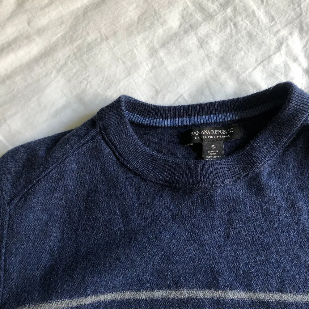 En superfin tröja från Banana Republic i ”extra fine merino” med hög kvalitet. Väldigt gosig men sitter lite tajt på mig. Väldigt fint skick och inte så använd. Köpt i USA 🇺🇸 passar XS/S o eventuellt M. . Tröjor & Koftor.