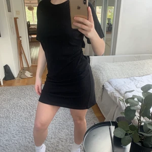 T-shirtklänning m öppen rygg - Svart t-shirtklänning med öppen rygg. Skönt material. Aldrig använd.