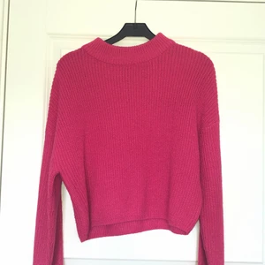 Neon rosa stickad tröja från HM - Sista bilden liknar riktiga färgen mest. Köptes i vintras på HM för 150kr. Aldrig använd. Storlek M passar S ksk L och XS beroende på hur man vill att den ska sitta.