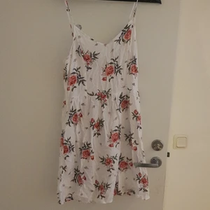 HM STRL 42 - Fick detta plagg för 3 år sen av min bästa vän. Jag har aldrig testat eller användt den. Det är i storlek 42 och jag har 36. Plagget är söt klänning med blommor som design och ribbat i ryggen