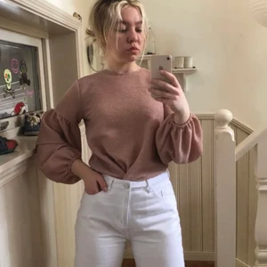 Gammelrosa blus - Söt blus med balongärmar, har en liten dragkedja i ryggen så den lätt går över huvudet. Har tyvärr ett par lösa trådar på ena ärmen pga liten katt i huset, men de syns knappt. S men passar troligen M också. Så skön till sommaren och går att styla på olika sätt! Möts upp i norra Värmland eller postas 🤍