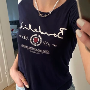 Blå T-shirt - Jätte fin marinblå tröja från Lager 157 i storlek S. Jag är 167 cm och har ofta storlek S/XS. Säljer den för 30 kr exklusive frakt men kan mötas i Stockholm💙