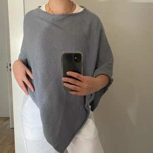 Grå Poncho - Jätte fin poncho ifrån Gina Tricot i storlek One size. Jag är 163 och har ofta storlek S/M och den passar perfekt!💙 Säljer den för 70 kr exklusive frakt annars kan jag mötas i Stockholm! 