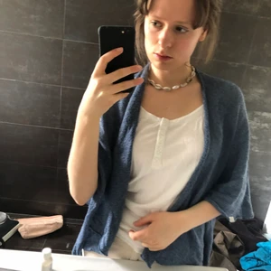 Poncho cardigan blå ull - Mycket fint över en baddräkt till sommaren. Har 2st matchande handledsvärmare💗