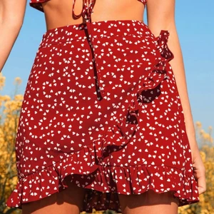 En jätte fin shein kjol, med hjärtan storlek s  - Denna kjol är liten i storlek. Bra kvalitet och den är använd 0 gåner men den är testad. 