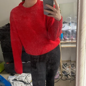 En jätte fin röd stickad tröja. Storlek S - Denna tröja är jätte skön passar till allt typ. Sticker inte något.
