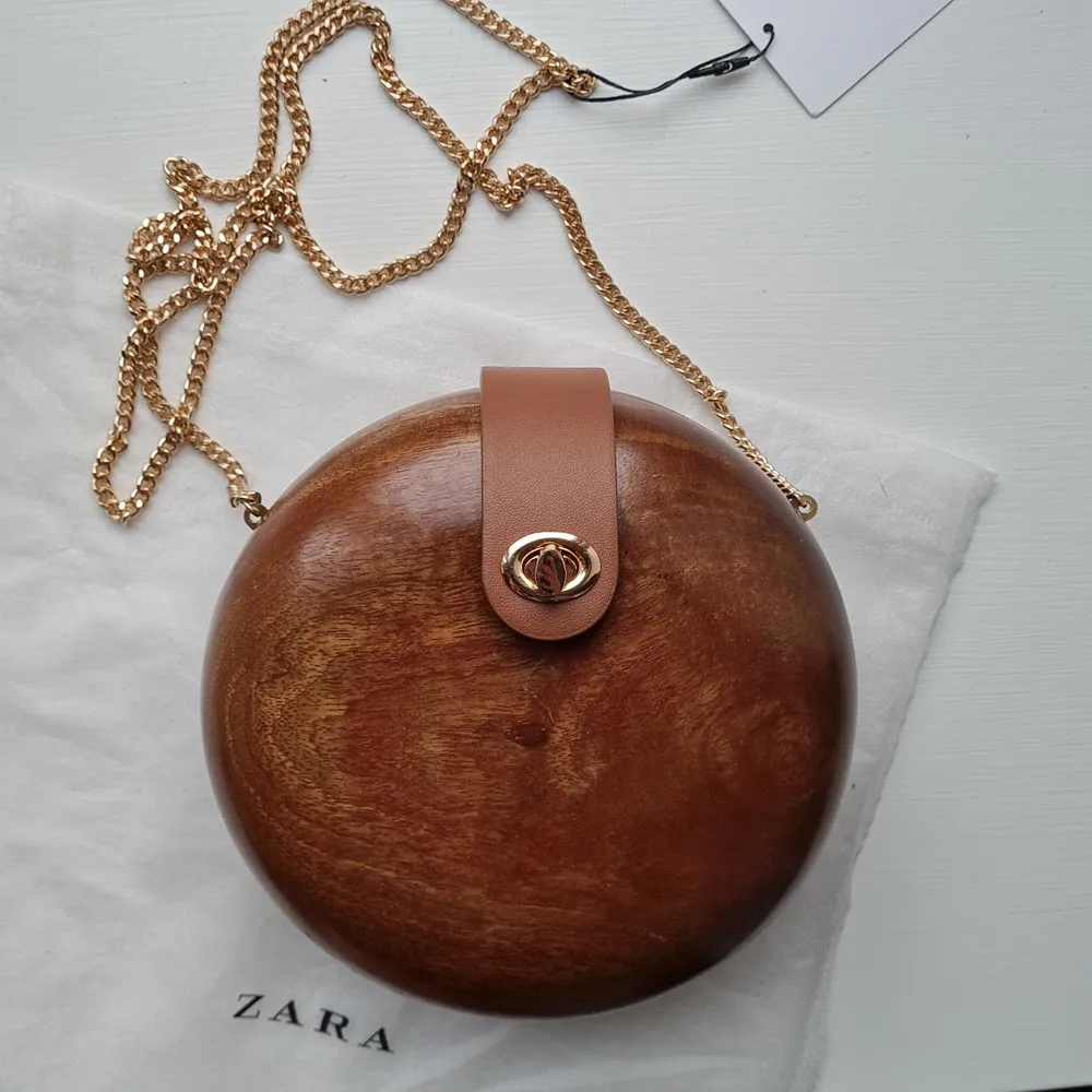 New wooden bag/purse from Zara. Never used - it still has a price tag and original packaging 😊. Väskor.