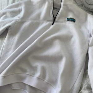 Junkyard fleecetröja  - Vit fleecetröja. Skön. Aldrig använt. Köpt på Plick. Superfin men kommer inte till användning. !BUDA!