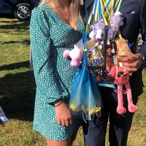 Klänning - Säljer denna supersnygga gröna klänningen perfekt nu till sommaren!!! Säljer då den tyvärr är för liten för mig men absolut en favorit i garderoben💚💚💚 