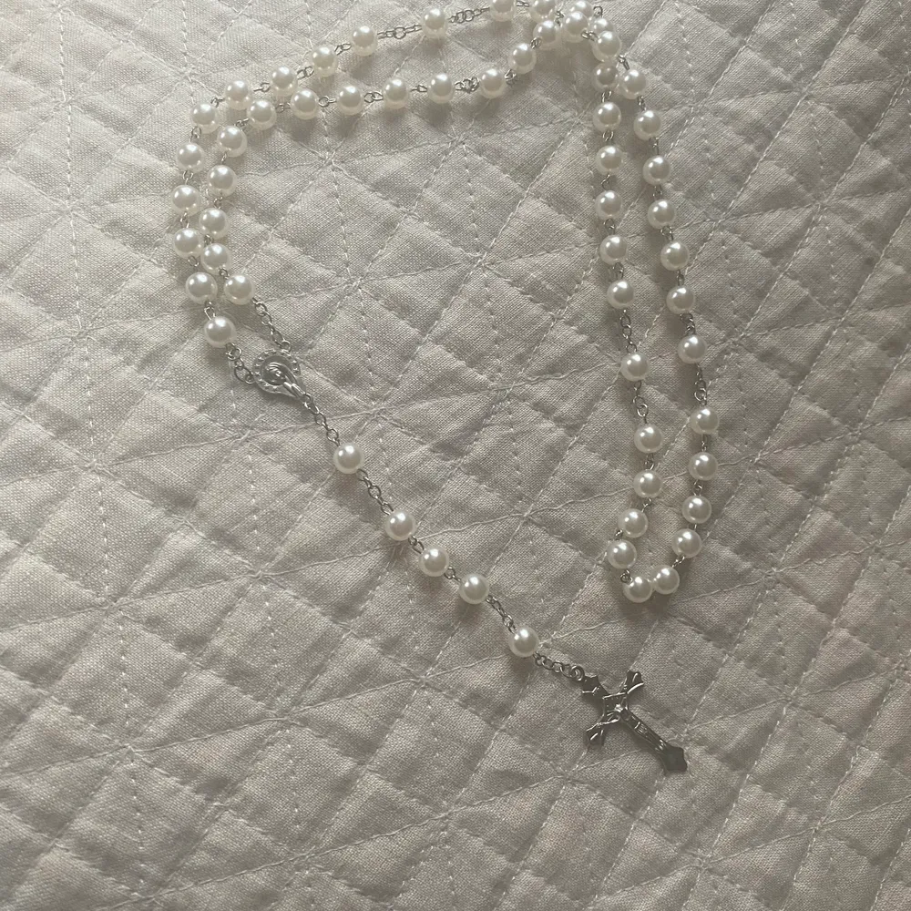 Fint kors halsband eller rosary med vita fake pärlor och ett kors. Det är i plats och aldrig använt. . Accessoarer.