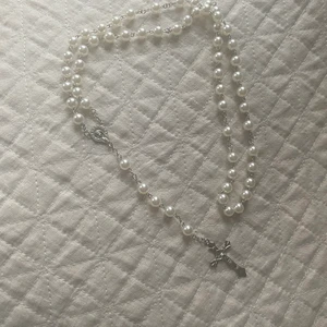 Pärl rosary - Fint kors halsband eller rosary med vita fake pärlor och ett kors. Det är i plats och aldrig använt. 