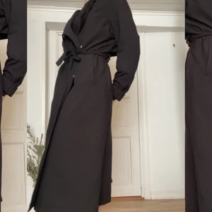 Tunn svart kappa str M - Tunn svart kappa från lager 157 som inte längre kommer till användning. Obs. Bältet medföljer inte. Bältet försvann för några år sedan, men har bara använt ett svart bälte och det har funkat hur bra som helst. Den är väl använd och det kan förekomma några tecken på detta. Den är inte sönder, det finns bara vissa tecken av väl användning.