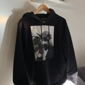 2pac hoodie Storlek M/L - Supercool 2pac hoodie som sitter oversized. Använd max 3 gånger och har inga fläckar eller dåliga sömmar. Köper står för frakten💕