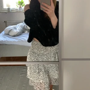 Kjol - säljer denna superfina kjolen som är helt oanvänd, jag köpte den av en tjej på plick. den är i storlek M men passar S lika bra. Säljer för 80 kr + frakt 💕💕 